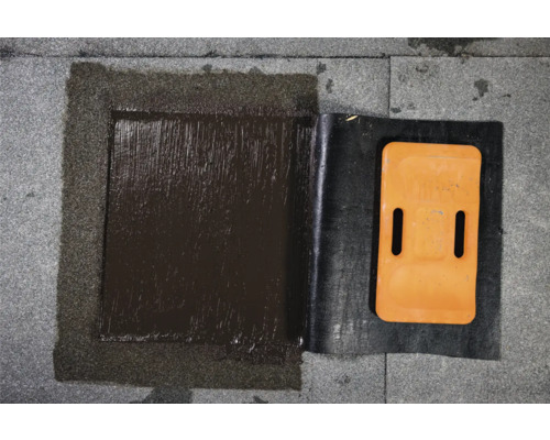 Dachreparatur mit Bitumen und Abdeckung