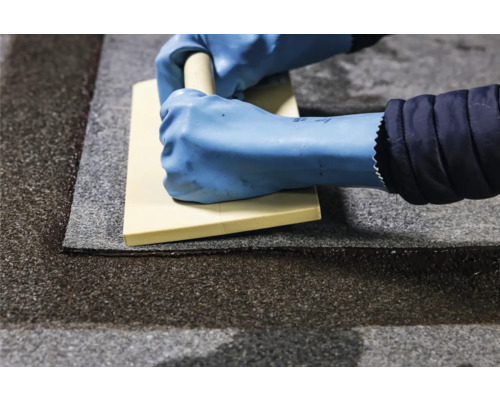 Verarbeiten von Flüssigkunststoff mit Glättkelle