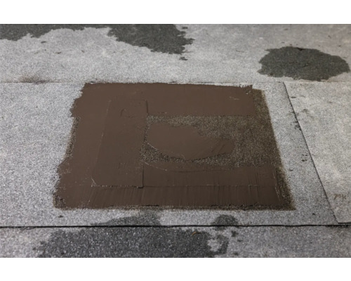 Aufgespachtelte Reparaturmasse auf Dachpappe