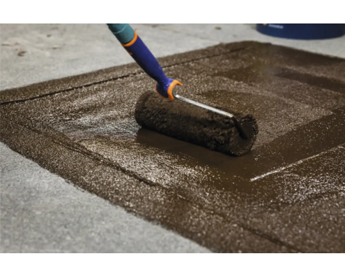 Farbroller beim Auftragen von Farbe auf eine Oberfläche