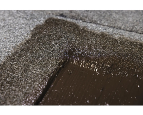 Nahaufnahme von Bitumen auf einer Dachpappe