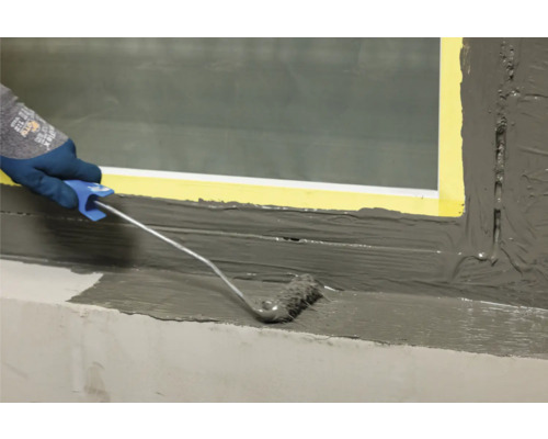 Abdichtung einer Fensterbank mit einer Dichtungsrolle.