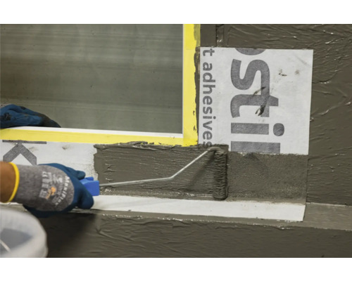 Auftragen von Dichtmasse mit einer Rolle in einem Innenbereich