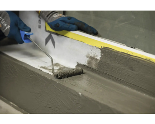 Auftragen einer Dichtmasse mit einer Rolle auf eine Oberfläche