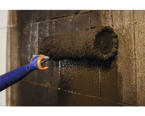 Fassadenanstrich mit Farbroller