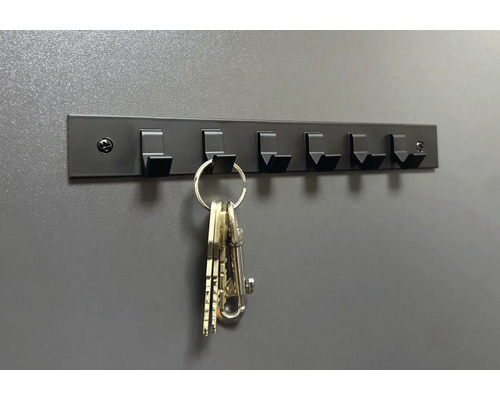 Schlüsselbrett mit sechs Haken und Schlüsselbund