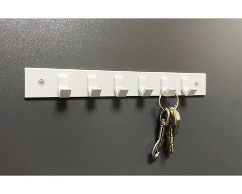 Weiße Garderobenleiste mit sechs Haken zur Wandmontage mit Schlüsseln