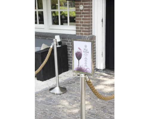 Absperrpfosten mit Kordel und Hinweisschild für eine Weinprobe