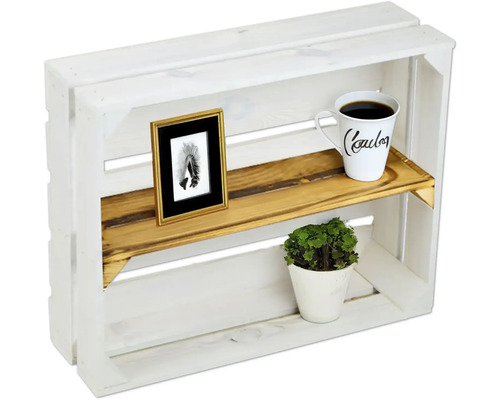 Weisse Holzkiste mit Regalböden zur Aufbewahrung von Gegenständen, dekoriert mit Tasse, Pflanze und Bild
