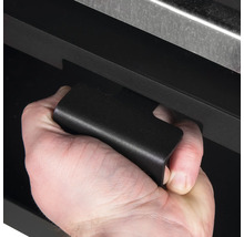 Eine Hand öffnet einen Schubladengriff aus Metall.