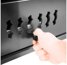 Hand betätigt einen Drehknopf an einem Grillgerät zur Temperaturregelung