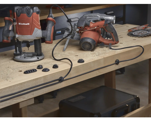 Einhell Oberfräse, Handkreissäge und Kabelhalter auf einer Werkbank