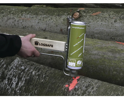 Logsafe Markierungssprayapplikator mit Markierungsspray auf Holzstamm