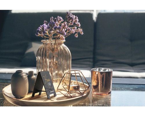 Dekorationstablett mit Vase, Trockenblumen, Kerzenhalter und Teelicht