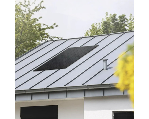 Solaranlage auf einem Hausdach zur Energiegewinnung.