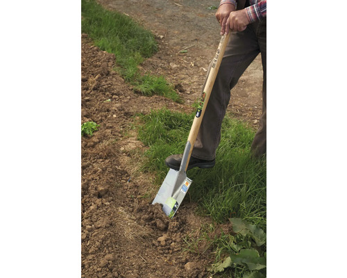 Gartenspaten im Einsatz zum Umgraben von Erde