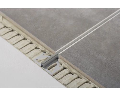 Detailansicht einer Fliesenverlegeschiene zwischen zwei Fliesen