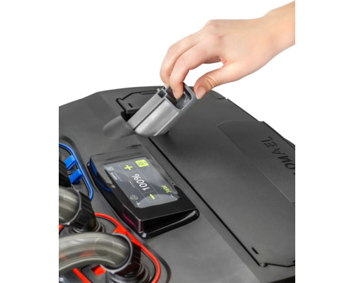 Hand setzt einen Juwel Futterautomaten auf ein Juwel Aquarium