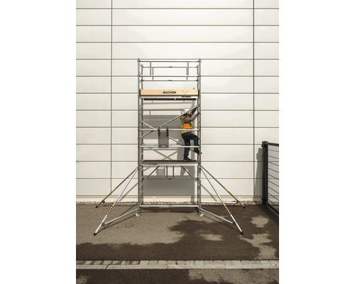 Fahrgerüst mit einer Person, die darauf klettert.