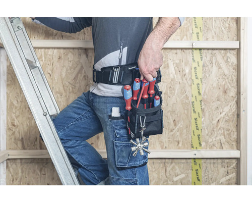 Handwerker mit Werkzeug und Werkzeuggürtel auf einer Leiter