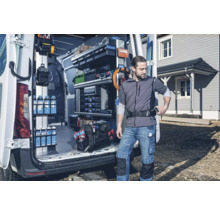 Werkzeugwagen mit Regalen und Handwerker davor