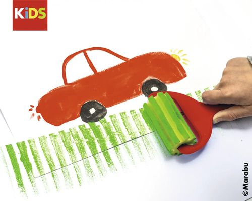 Malwerkzeug mit Schwammrolle und Beispielbild mit Auto und Wiese
