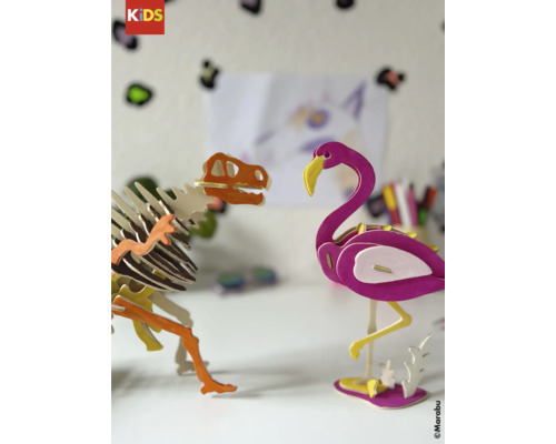 Holzbausatz Dinosaurierskelett und Flamingo auf einem Tisch