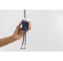 Hand hält Sanitäranschluss mit zwei flexiblen Schläuchen