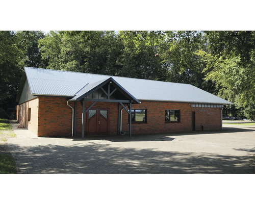 Gebäude mit Ziegelfassade und Metalldach