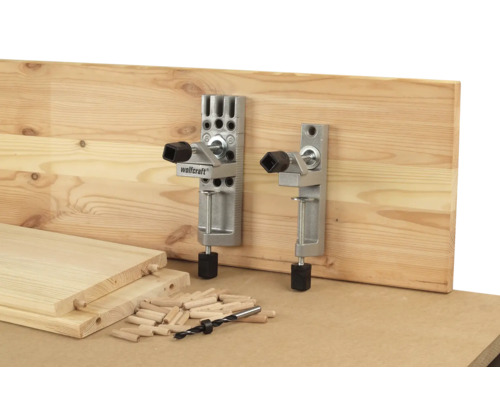 Zwei Dübelleisten mit Holz, Dübeln und Bohrer