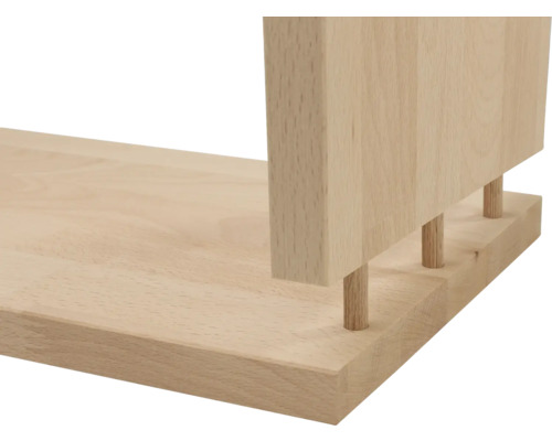 Holzplatte mit eingesetzten Holzstiften und Holzpfosten