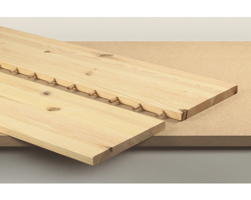 Zwei Holzbretter mit Dübeln auf einer Oberfläche