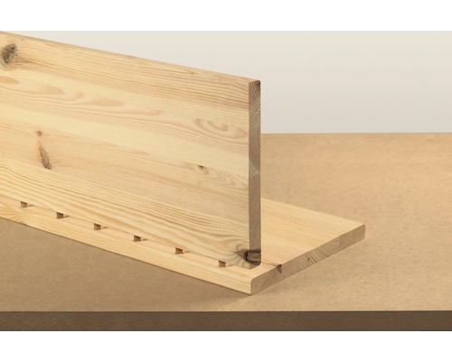 Verbindung von zwei rohen Holzbrettern mit Holzdübeln