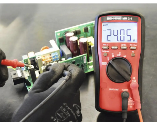 Ein Multimeter der Marke Benning wird zum Messen von Strom verwendet.
