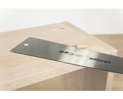 Wolfcraft Fuchsschwanzsäge beim Ablängen eines Holzwerkstücks