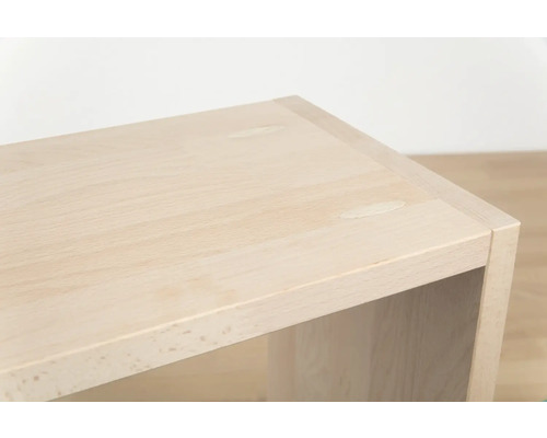 Detailansicht einer hellen Holzbank