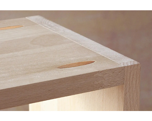 Detailansicht einer Holzplatte mit Holzdübeln