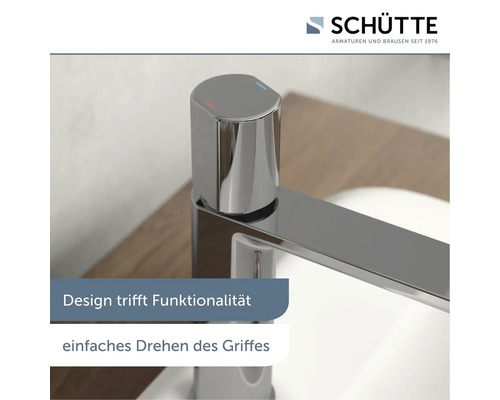 Nahaufnahme einer glänzenden Armatur mit Hebelmischer und Markierung für kaltes und warmes Wasser