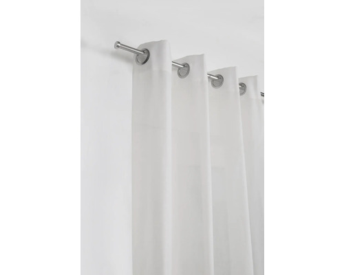 Weißer Vorhang mit Metallösen an Gardinenstange