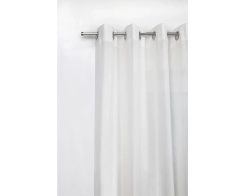 Weißer Gardinenschal mit Ösen an einer Gardinenstange