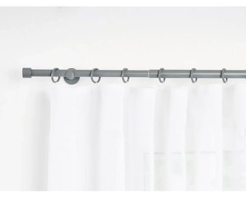 Gardinenstange mit Vorhangringen und weißem Vorhang