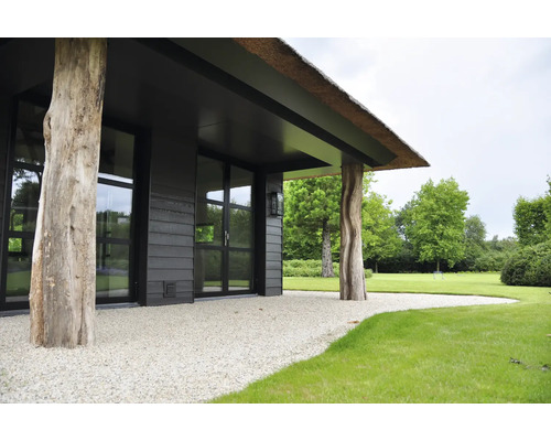 Außenansicht eines Hauses mit Holzsäulen und Reetdach