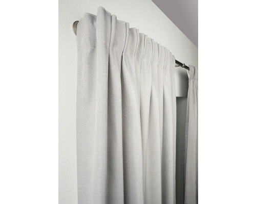 Gardine mit Faltenband an einer Gardinenstange