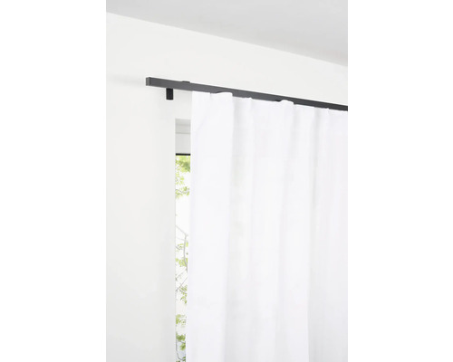 Gardinenstange mit weißer Gardine vor Fenster