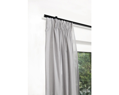 Grauer Vorhang an schwarzer Gardinenstange vor Fenster