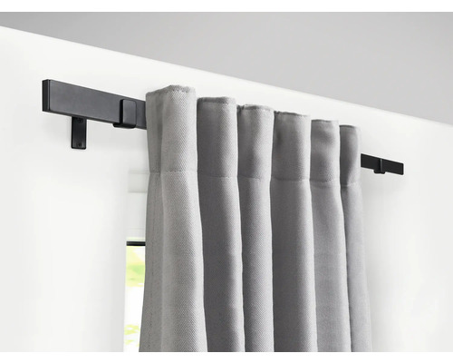 Gardinenstange mit grauen Vorhängen an der Wand