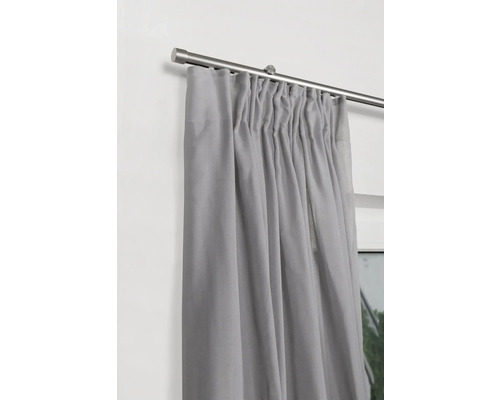 Grauer Vorhang an Gardinenstange