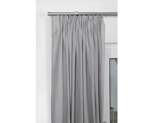 Grauer Vorhang mit Gardinenstange vor einem Fenster