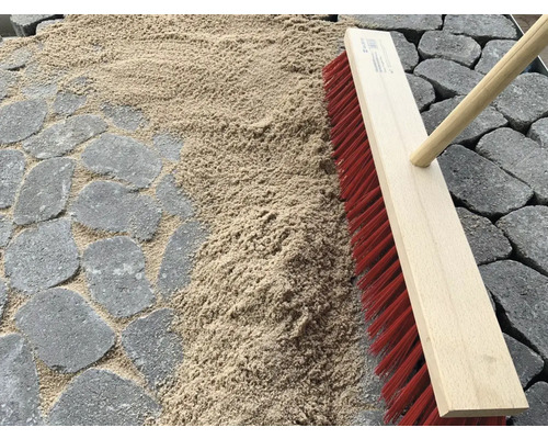 Szene mit Pflastersteinen, Fugensand und Straßenbesen