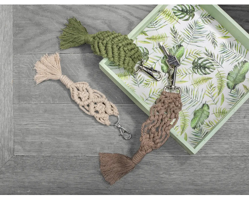 Drei Makramee-Schlüsselanhänger auf einem Tablett